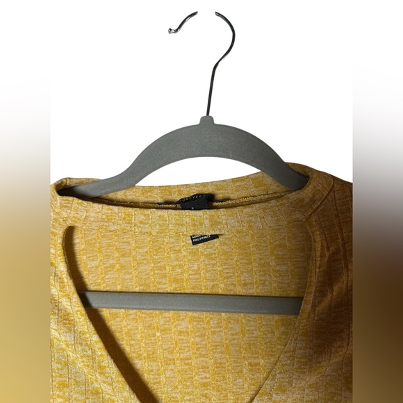 Forever 21 Mustard Yellow Ribbed Twist Front Long Sleeve Crop Top Size Small - Picture 3 of 6